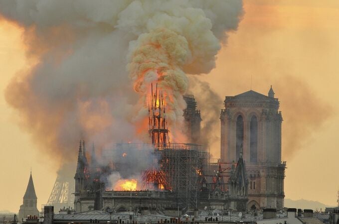 La catedral de Notre Dame, durante el incendio que sufrió en 2019