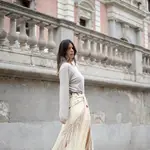 Laura Matamoros con falda de mantón de Manila. Instagram @_lmflores