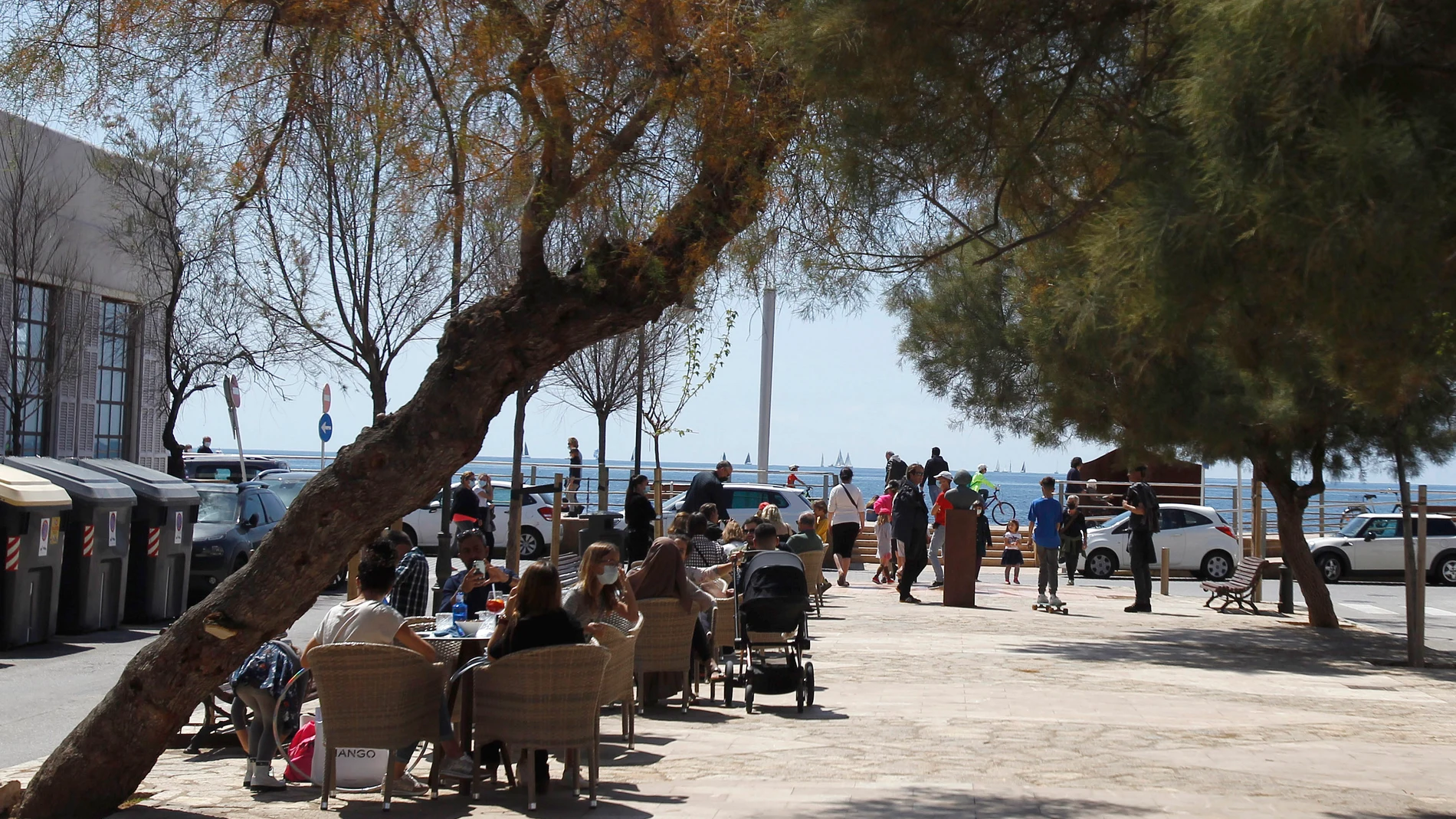 Varias personas en la terraza de un ba en Mallorca, Islas Baleares (España).