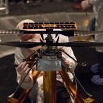 Ingenieros trabajando en la misión Ingenuity, el helicóptero que sobrevolará marte este 14 de abril.