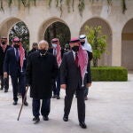 El rey Abdalá II de Jordania, acompañado este domingo por su hermanastro Hamzah Bin Al Husein y otros miembros de la familia real