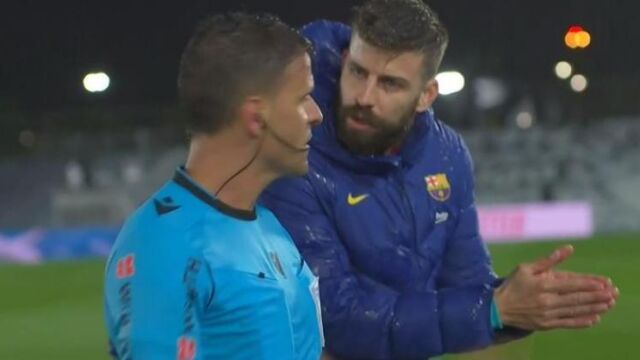 Piqué saltó al campo para protestar al finalizar el encuentro
