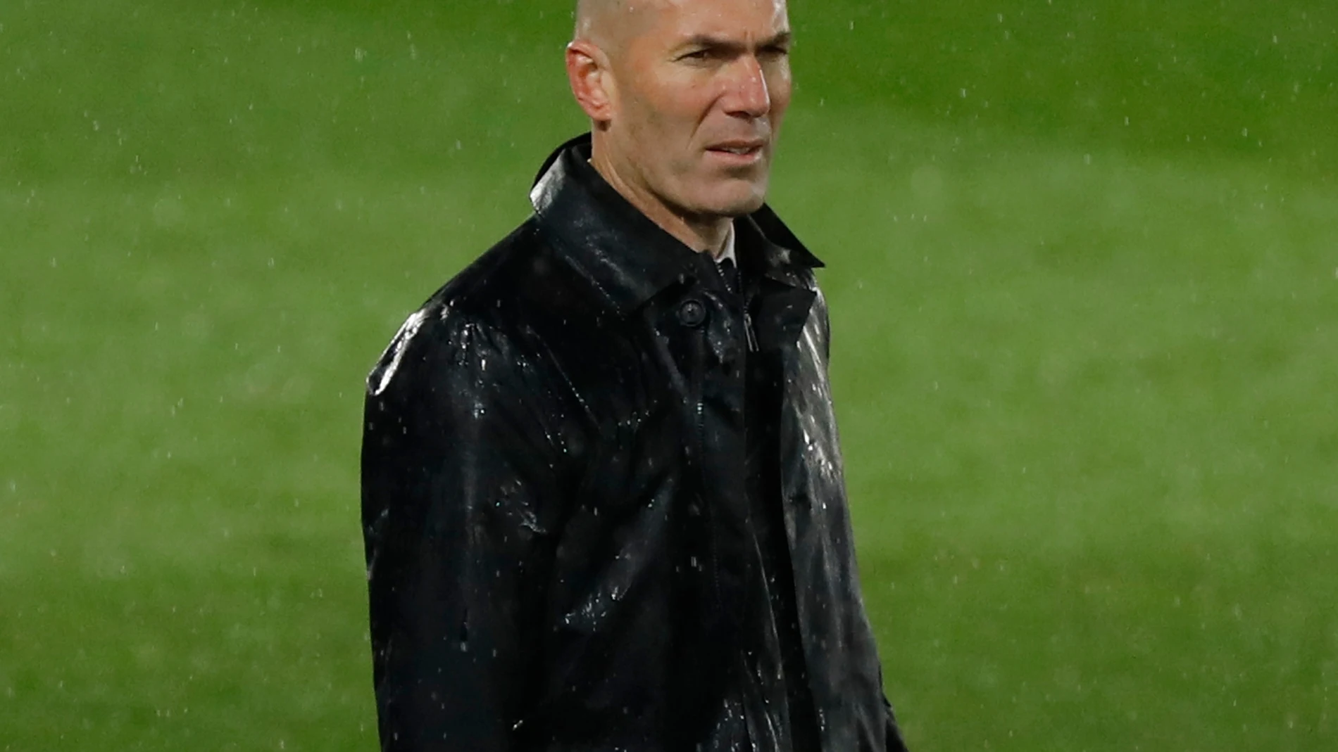 Zidane, empapado, durante el partido ante el Barcelona en el Di Stéfano