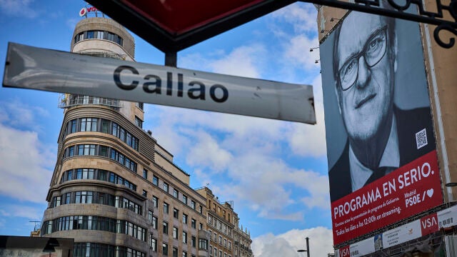 La Junta Electoral Provincial de Madrid ha requerido al PSOE la retirada del cartel "de propaganda electoral" colocado en el edificio del Palacio de la Prensa en la plaza de Callao.