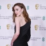 Phoebe Dynevor posando en la alfombra roja de los BAFTA 2021.