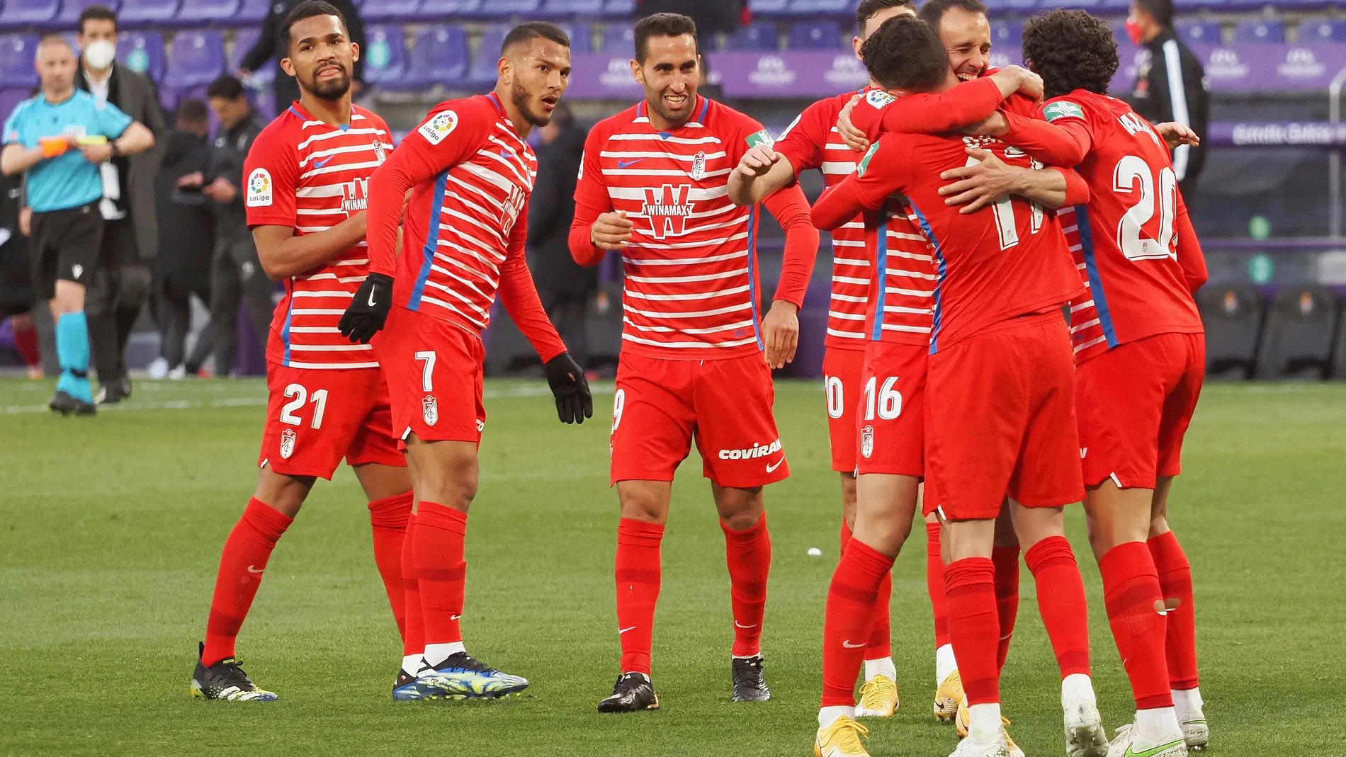 os jugadores del Granada celebran su gol ante el Valladolid en el partido de LaLiga que se disputa este domingo en el estadio José Zorrilla. EFE/R.GARCÍA