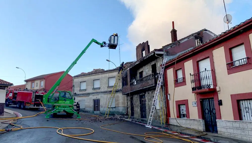 Los bomberos de León intervienen en el incendio de una vivienda en La Bañeza