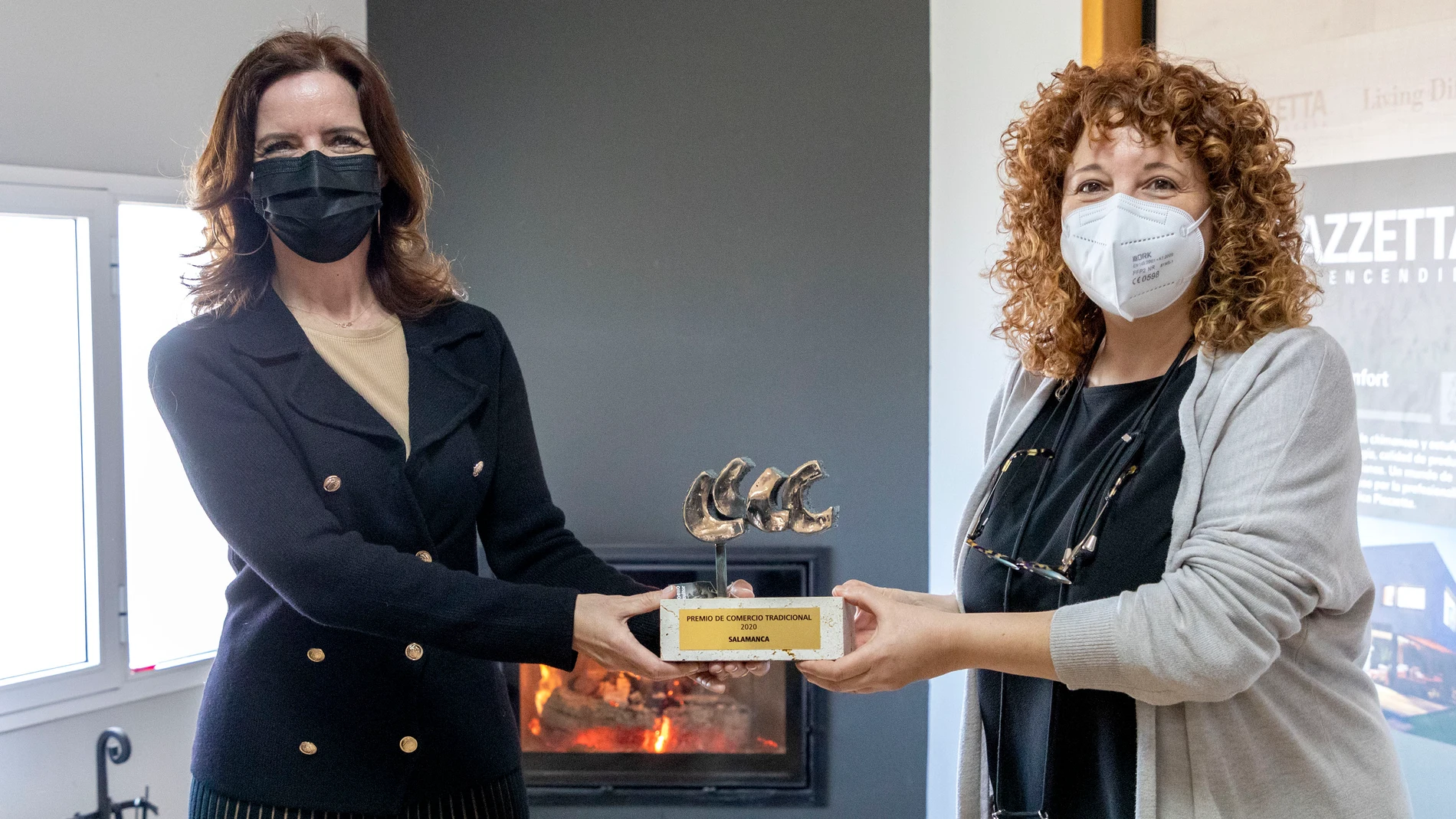 La consejera de Empleo e Industria, Carlota Amigo, entrega el Premio provincial de Salamanca al Comercio Tradicional de Castilla y León, a la empresa Energy Biomasa. En la imagen junto a la gerente de la empresa, Yolanda García