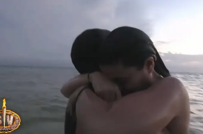 ¿Primer romance de ‘Supervivientes? El tierno abrazo en la playa entre Lola y Gianmarco Onestini