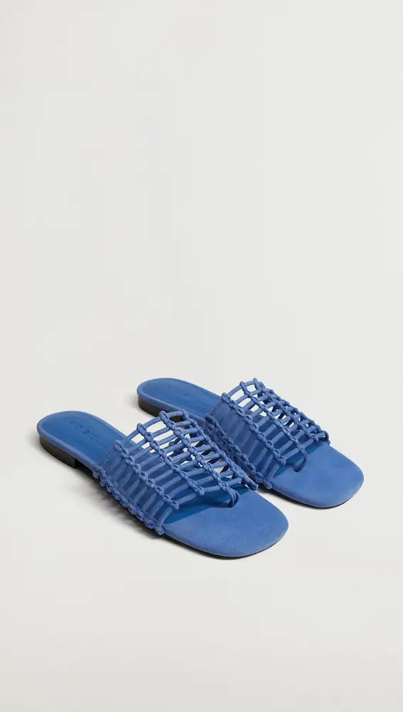 Sandalia trenzada azul de Mango