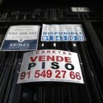 Carteles de Se Vende y se alquila en un portal del centro de Madrid. Se vende Piso.