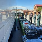 El delegado del Gobierno, Javier Izquierdo, observa el material incautado a la pareja del vallisoletano barrio de La Rubia