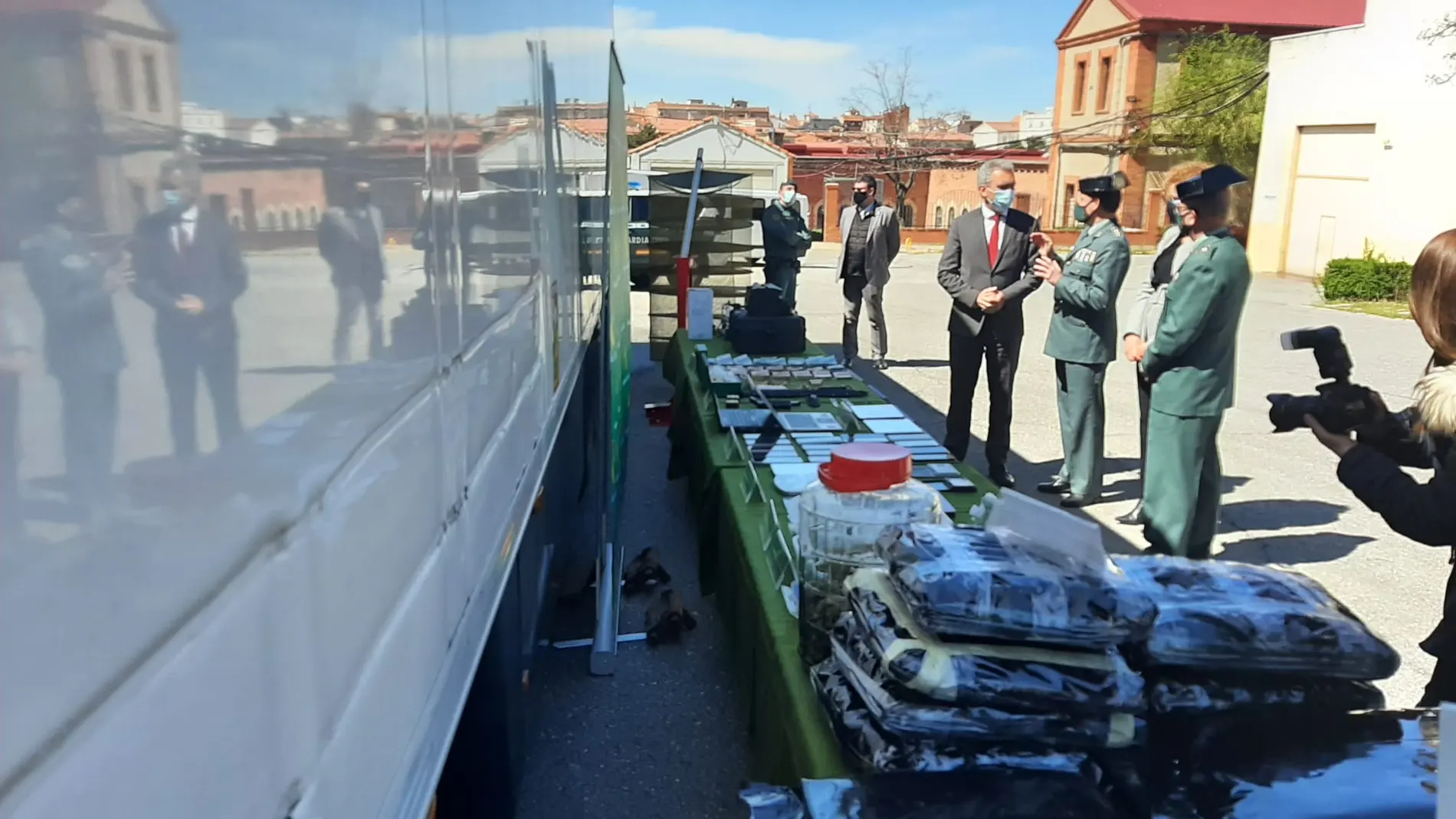 El delegado del Gobierno, Javier Izquierdo, observa el material incautado a la pareja del vallisoletano barrio de La Rubia