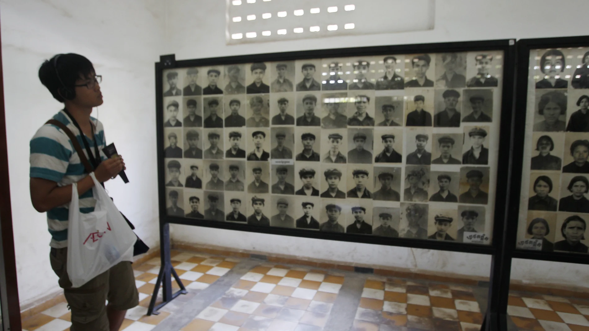 Paneles con las fotografías de las víctimas del régimen camboyano en la antigua cárcel de Tuol Sleng