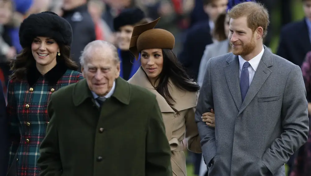 Los duques de Sussex, por detrás del príncipe Felipe, fallecido el pasado viernes. (AP Photo/Alastair Grant, File)