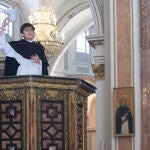 Un niño representa un sermón de san Vicente Ferrer en el púlpito de la Catedral en recuerdo de los "miracles" suspendidos por la pandemia