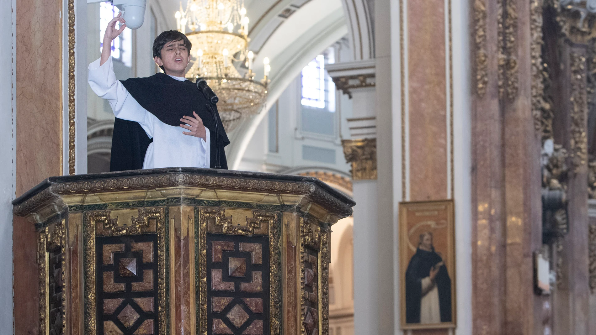 Un niño representa un sermón de san Vicente Ferrer en el púlpito de la Catedral en recuerdo de los "miracles" suspendidos por la pandemia