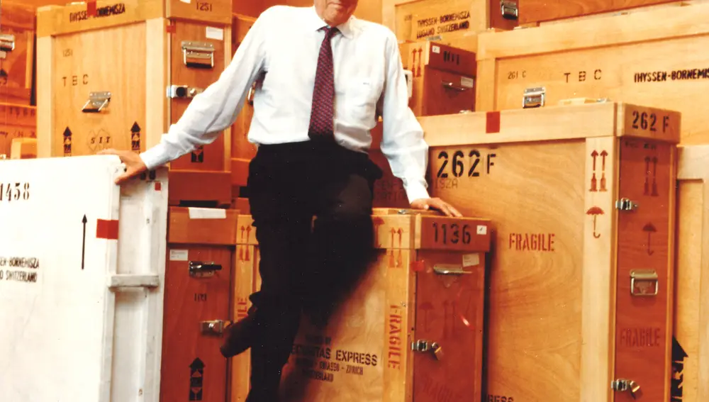 El barón Thyssen rodeado de cajas para trasladar cuadros