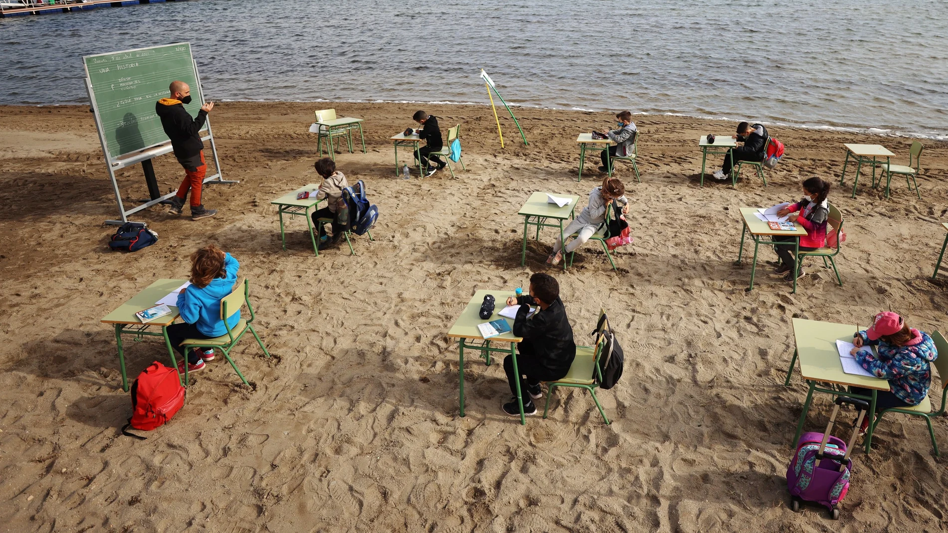 Estudiantes de la Escuela Félix Rodríguez de la Fuente reciben clase en la playa de los Nietos, cerca de Cartagena