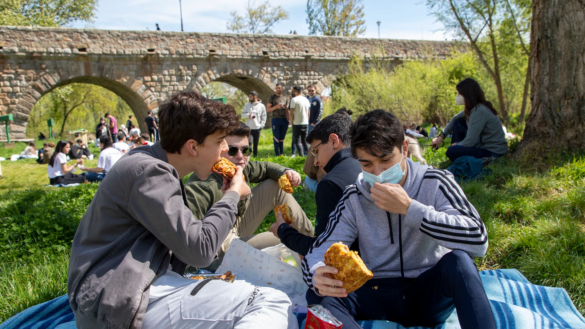 Salamanca celebra la tradicional fiesta del Lunes de Aguas