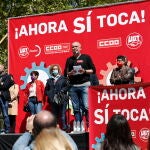 El secretario general de CC OO, Unai Sordo, interviene en una concentración frente al Ministerio de Asuntos Económicos y Transformación Digital