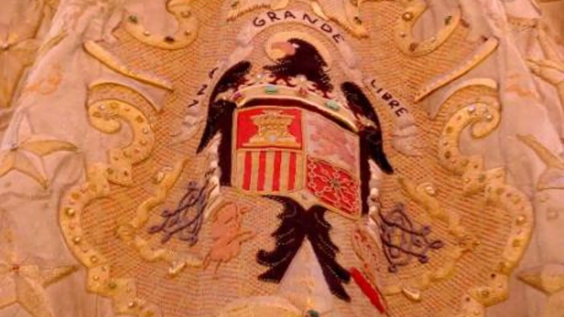 El escudo con el Águila de San Juan, en el manto de la Virgen
