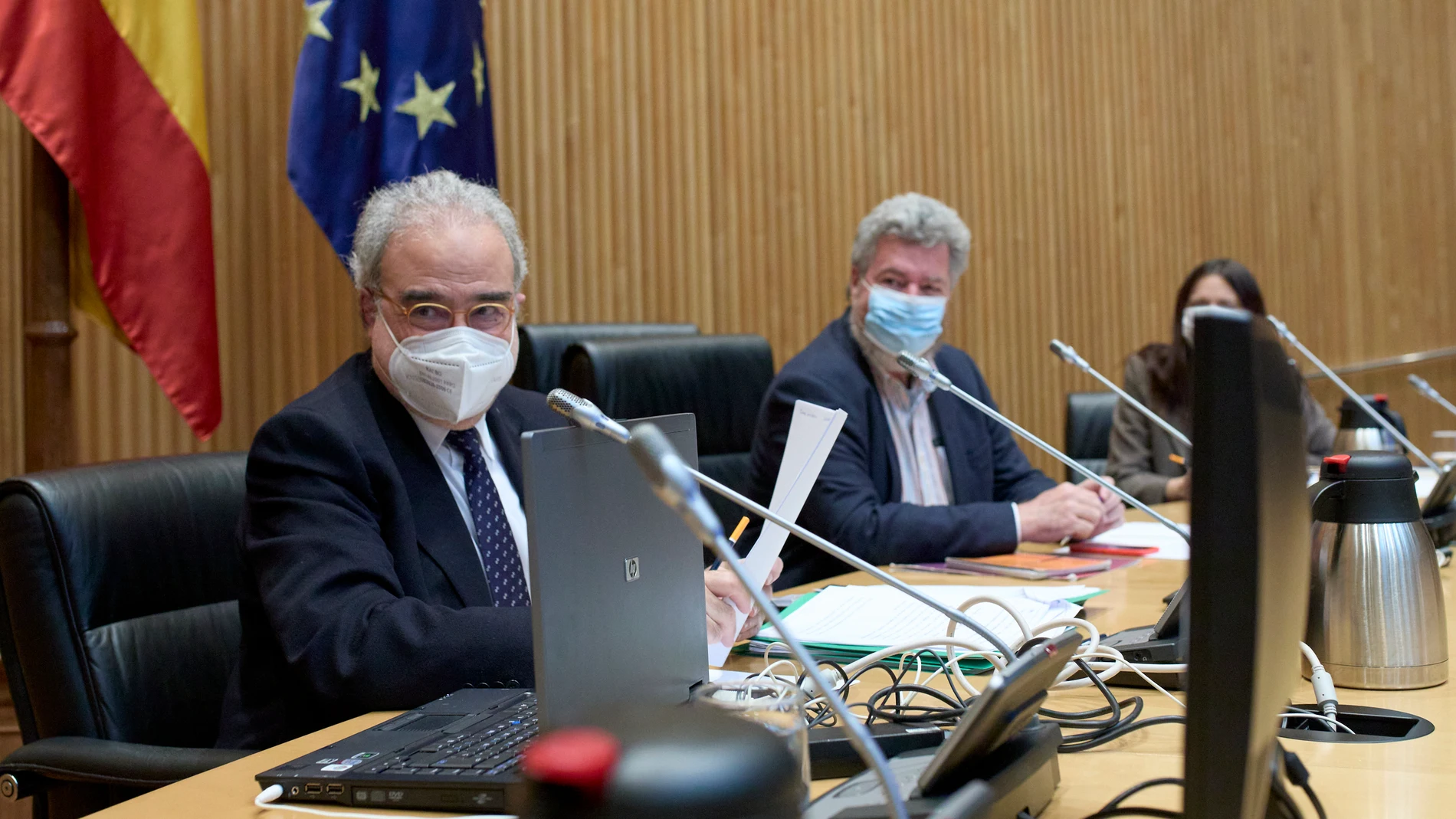 El presidente del Consejo de Seguridad Nuclear (CSN), José María Serena i Sender (i), en la Comisión para la Transición Ecológica y Reto Demográfico, en el Congreso de los Diputados,