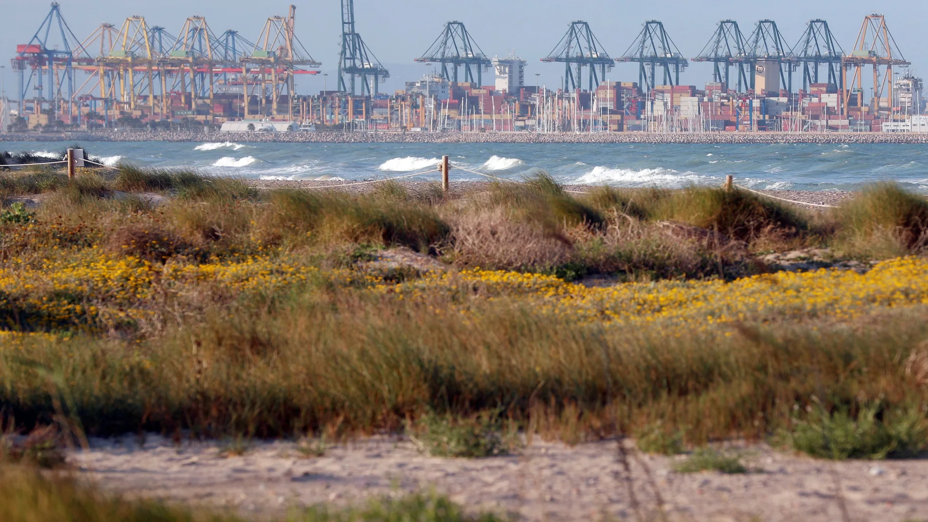 El fuerte oleaje impedía al náufrago salir del mar