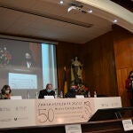 La directora del Consejo Directivo de la Universidad Católica de Ávila y presidenta del Instituto Secular Cruzadas de Santa María, Lydia Jiménez, Monseñor; el obispo de Ávila, José María Gil Tamayo; y provincial superior de los Carmelitas Descalzos, Antonio Ángel Sánchez Cabezas, en la apertura del Congreso