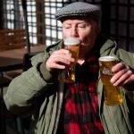 John Witts bebe cerveza en el pub Figure of Eight, hoy en Birmingham