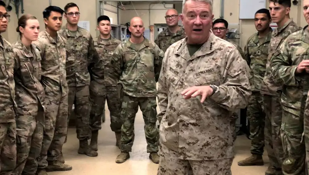 El general Kenneth McKenzie, jefe del Comando Central de EE UU, habla con las tropas de EE UU en la base de Jalalabad, en 2019