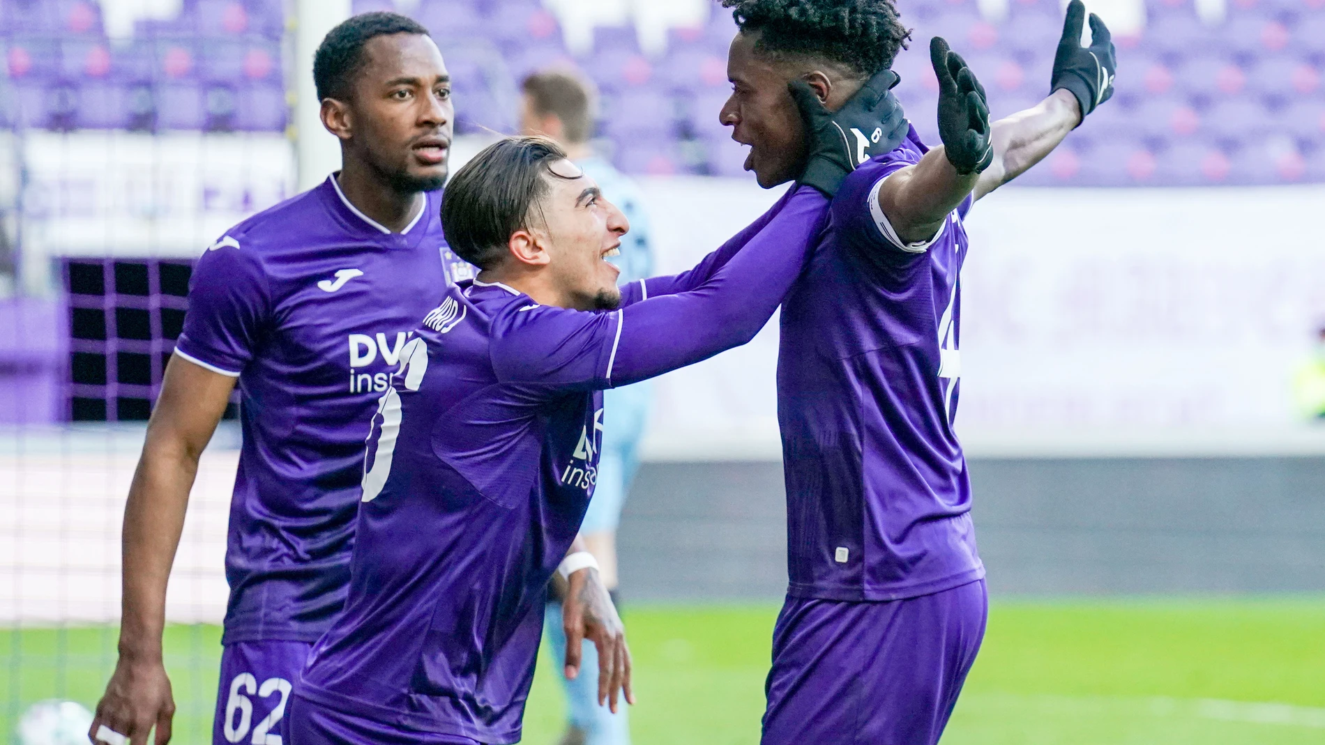 Albert Sambi Lokonga celebra un gol con el Anderlecht.