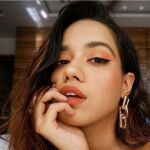 La influencer Debasree Banerjee con el reto #peachesmakeupchallengue/ Instagram @debasreee