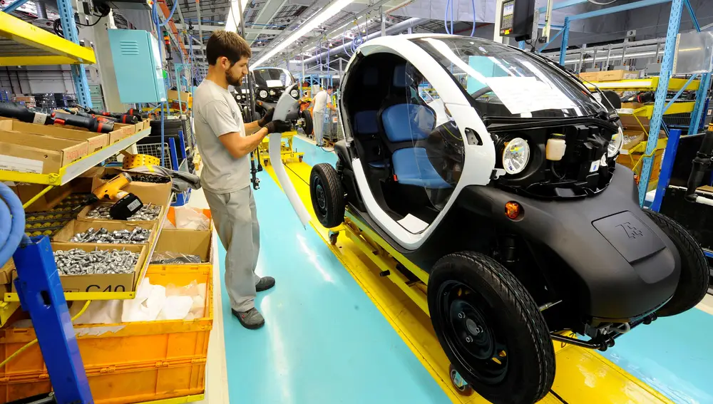 FILE PHOTO: An employee works in the assembly of the new Renault Twizy Zero Emission electric car in Valladolid October 17, 2011. REUTERS/Felix Ordonez/File Photo