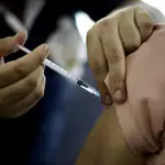 Una persona recibe la vacuna contra la Covid-19