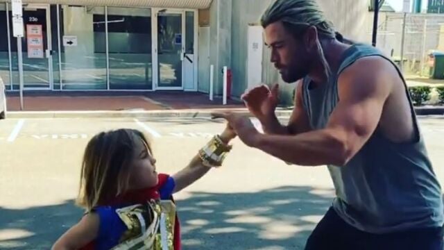 Chris Hemsworth, peleando con uno de sus gemelosPIE D