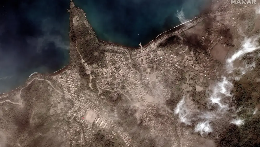 Imagen de satélite que muestra la isla de San Vicente después de la erupción volcánica, San Vicente y las Granadinas