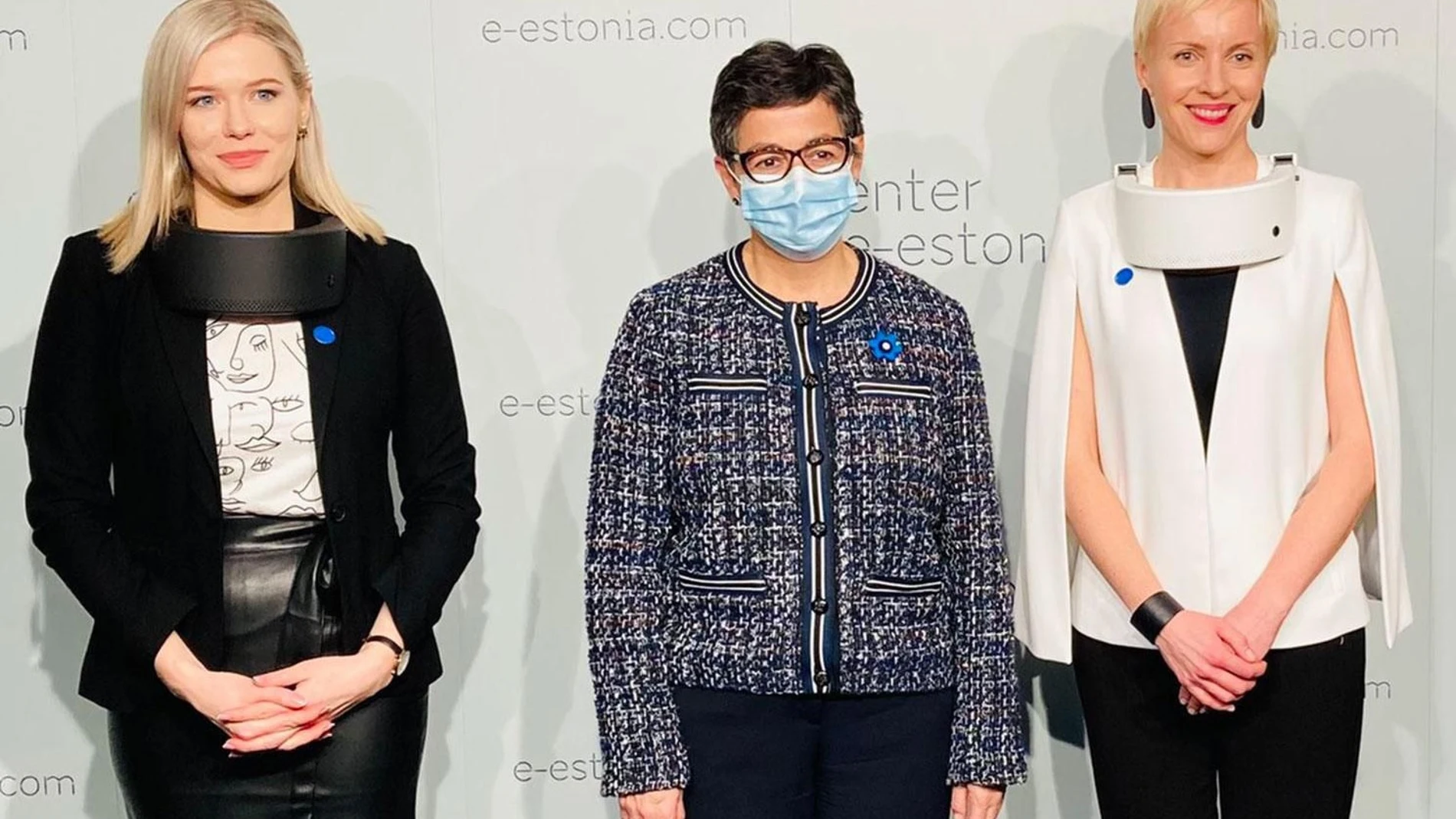 La ministra de Exteriores, González Laya, posa junto a dos trabajadoras de un centro de investigación tecnológica de Tallin (Estonia)