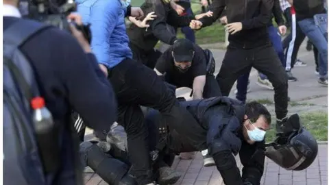 Momento enel que el agente fue agredido por varios individuos, entre los que se encuentra el detenido