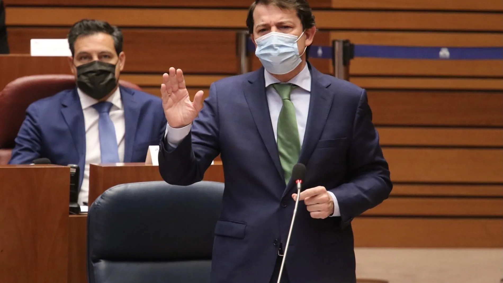 El presidente de la Junta, Alfonso Fernández Mañueco, interviene durante el Pleno