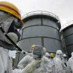 Okuma (Japan), 07/11/2013.- (FILE) - Tokyo Electric Power Corporation officials measure radiation levels at the H4 tank area at the Fukushima Daiichi Nuclear Power Plant in Okuma, Fukushima Prefecture, northeast of Tokyo, Japan, 07 November 2013 (reissued 13 April 2021). On 13 April 2021, the Japanese government decided to release treated water containing tritium from the crippled Fukushima Daiichi Nuclear Power Plant into the Pacific Ocean. (Japón, Tokio) EFE/EPA/KIMIMASA MAYAMA/POOL