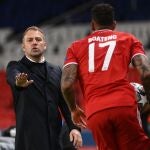 Flick charla con Jerome Boateng en un partido del Bayern