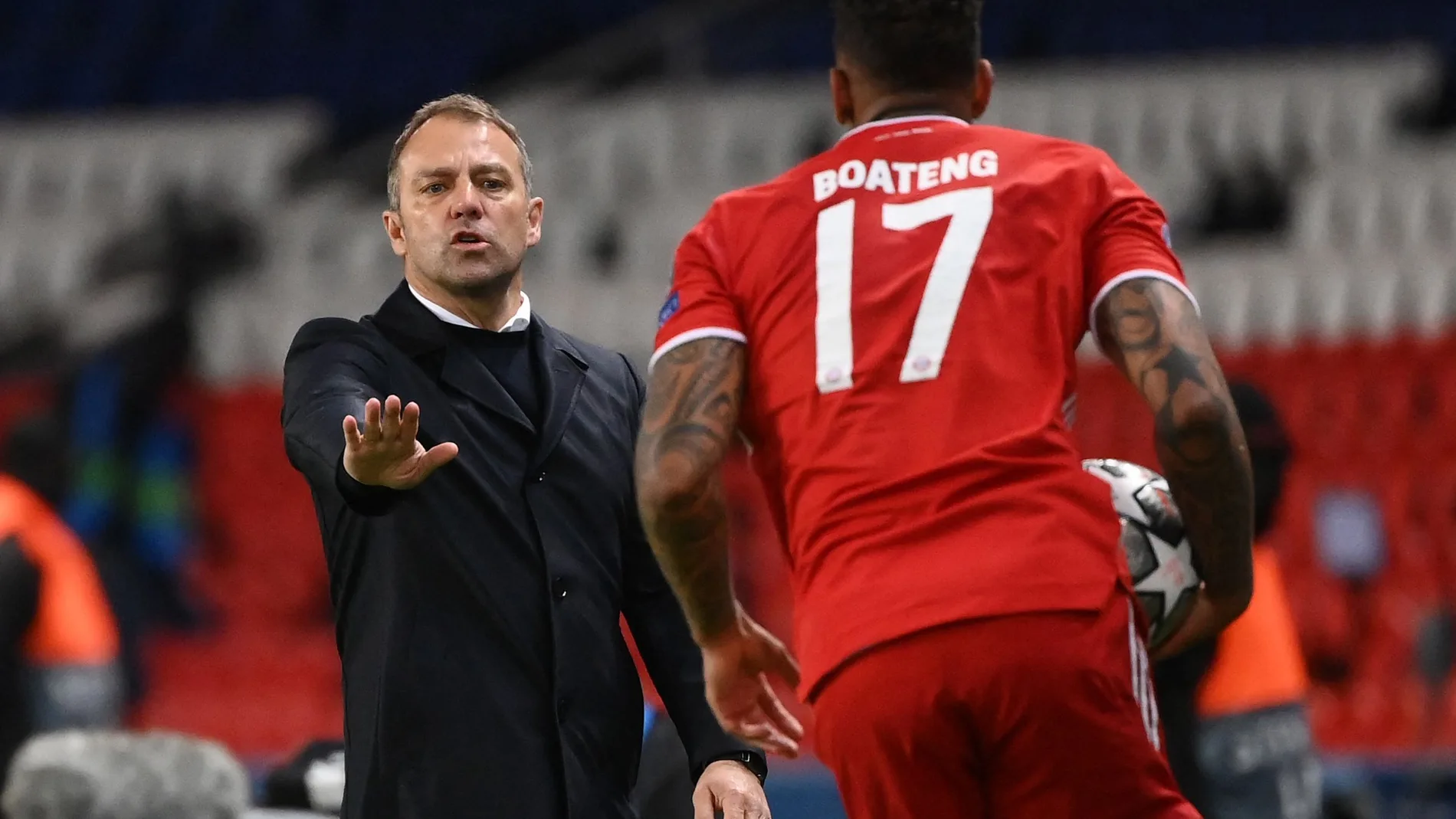 Flick charla con Jerome Boateng en un partido del Bayern
