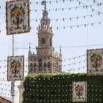 Adornos instalados en el centro de Sevilla con motivo de la Feria