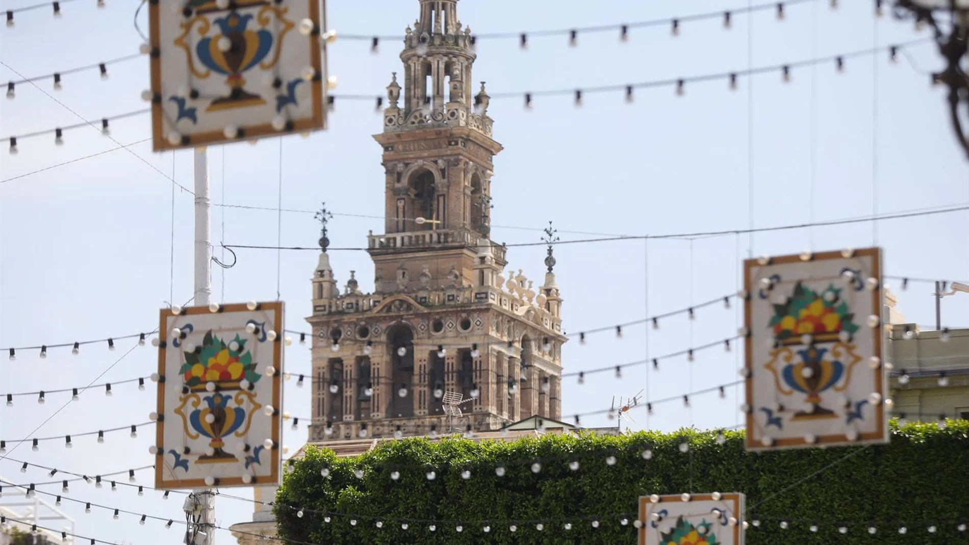 Adornos instalados en el centro de Sevilla con motivo de la Feria