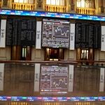 Varias pantallas muestran información bursátil en la Bolsa de Madrid