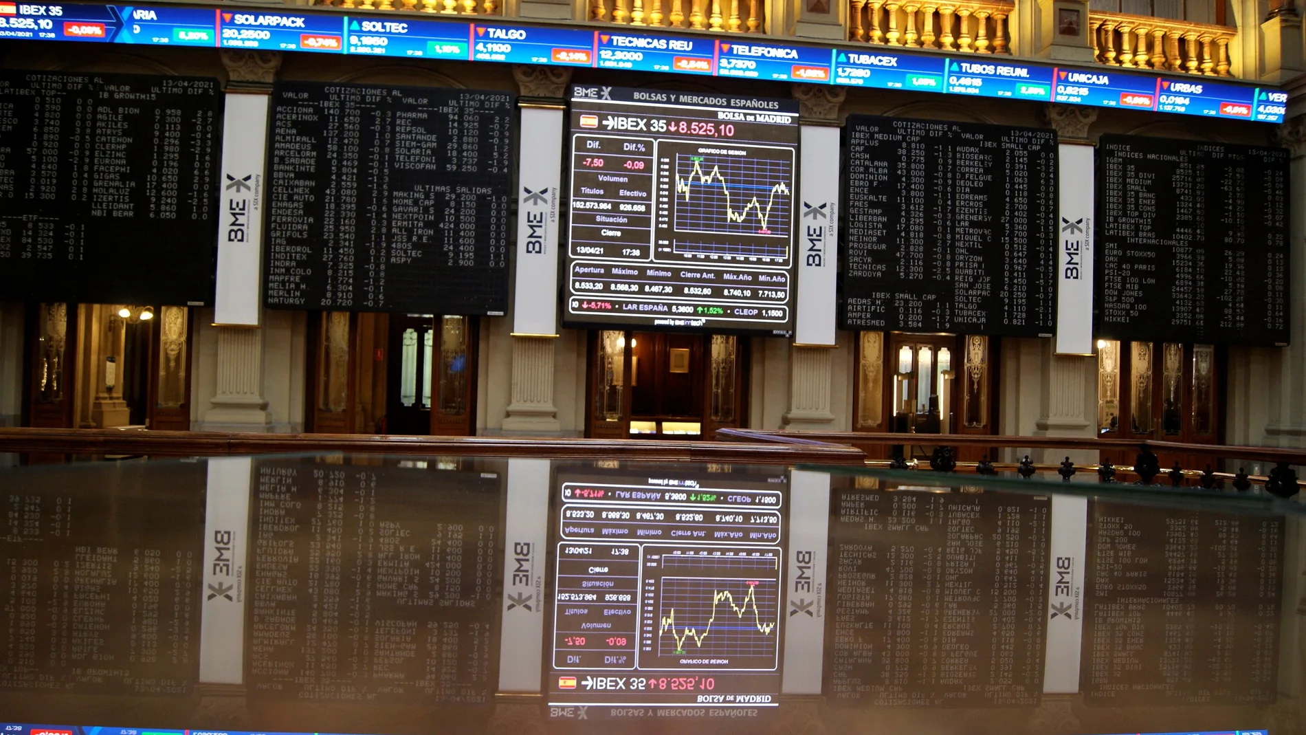 Varias pantallas muestran información bursátil en la Bolsa de Madrid