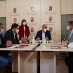 El presidente de la Diputación de Segovia, Miguel Ángel de Vicente, firma el acuerdo del programa "Crecemos"