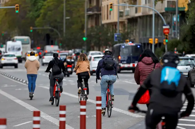 Según un estudio del Racc, Barcelona no ha logrado integrar al patinete y la bicicleta en su movilidad