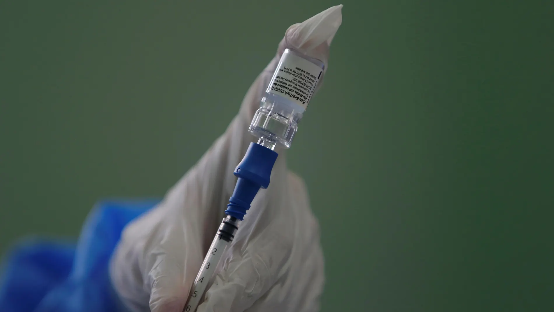 Imagen de una vacuna contra el covid-19 de Pfizer inyectada en Panamá